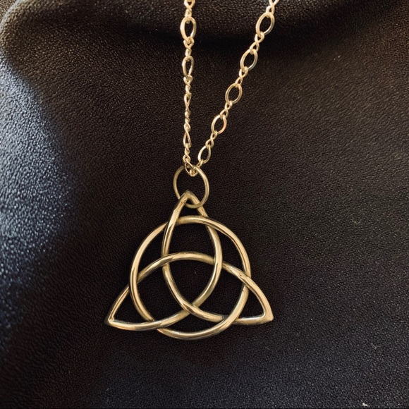Sterling silver Triquetra pendant and chain - Picture 2 of 3